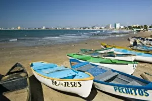 Images Dated 5th December 2006: Mexico, Sinaloa State, Mazatlan. Playa Norte Beach- Fishing Boats