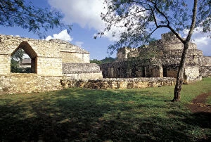 Images Dated 12th October 2004: Mexico, Yucatan. Arch and defensive structures; Ek Balam ruins, Maya Civilization