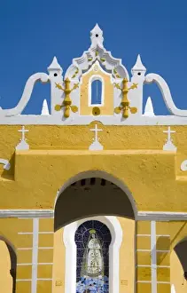 Images Dated 22nd February 2007: Mexico, Yucatan, Izamal. The Franciscan Convent of San Antonio de Padua, built by