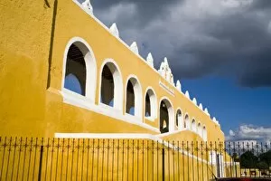 Images Dated 22nd February 2007: Mexico, Yucatan, Izamal. The Franciscan Convent of San Antonio de Padua, built by