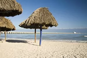 Images Dated 19th February 2007: Mexico, Yucatan, Progreso. The beach of Progreso with the 5 mile long Progreso pier