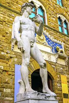 Cityscapes Collection: Michelangelos David replica statue, Piazza della Signoria, Palazzo Vecchio, Florence