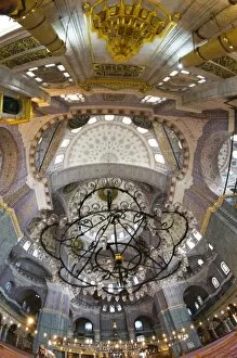 Images Dated 6th May 2007: Middle East Turkey and city of Istanbul with the New Mosque by the spice market viewing