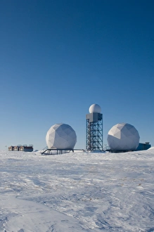 Images Dated 8th April 2006: military dew line site along the Arctic coast, west of Herschel Island, Yukon, Canada