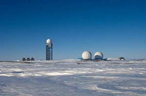 Images Dated 8th April 2006: military dew line site along the Arctic coast, west of Herschel Island, Yukon, Canada