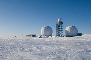 Images Dated 8th April 2006: military dew line site along the Arctic coast, west of Herschel Island, Yukon, Canada