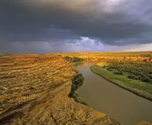 Images Dated 14th May 2010: The Milk River runs through badlands of Writing on Stone Provincial Partk in Alberta