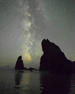 Images Dated 16th March 2020: The Milky Way rising behind sea stacks on Ruby Beach, Olympic National Park