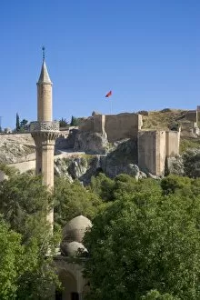 Images Dated 10th May 2006: Minaret of Halil-ur Rahman (Friend of God) Mosque with Urfa Castle at the background