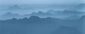 Images Dated 24th August 2004: Misty blue ridges retreat into the mist in the Cascade Mountains