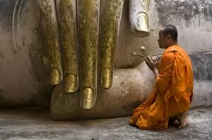 Monk making offering to Wat Si Chum Buddha