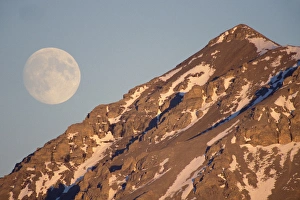 Images Dated 4th October 2006: full moon over Gates of the Arctic National Park, North Slope of the Brooks Range, Alaska