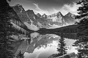 Images Dated 29th December 2020: Moraine Lake, Banff National Park, Alberta, Canada