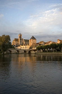Images Dated 10th September 2005: Moret-sur-Loing, River Loing, Seine-et-Marne, Ile de France, France