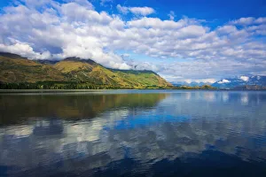 Images Dated 1st July 2021: Morning light on Lake Wanaka, Wanaka, Otago, South Island, New Zealand