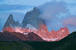 Images Dated 24th April 2009: Morning view of Fitz Roy (left: co. Poincenot, mid: Fitz Roy, right: ag. Mermoz)