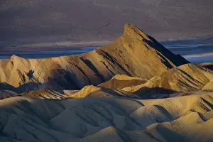 Images Dated 15th November 2005: Mornings first light on Zabriskie Point and Death Valley Below. Death Valley N
