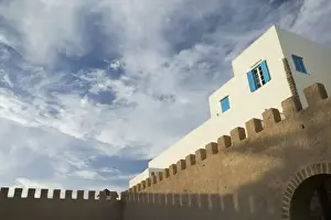 Images Dated 26th March 2006: MOROCCO, Atlantic Coast, ESSAOUIRA: Hotel de Tourisme & City Walls