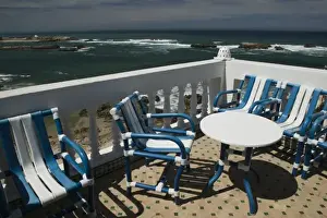 Images Dated 26th March 2006: MOROCCO, Atlantic Coast, ESSAOUIRA: Place Moulay Hassan Cafe Rooftop