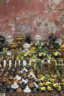 Images Dated 27th March 2006: MOROCCO, Atlantic Coast, SAFI: Colline des Potiers, Potters Hill, Ceramic Souvenirs
