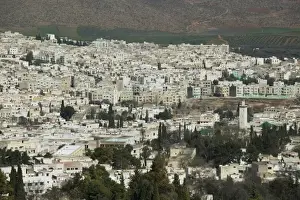 Images Dated 10th March 2006: MOROCCO, Region Kandar et Sebou: View of the Berber town of SEFROU lying in the foothills