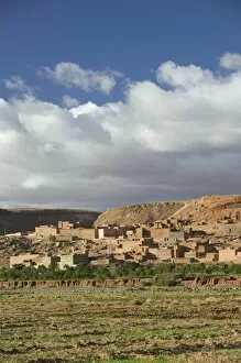 Images Dated 18th March 2006: MOROCCO, South of the High Atlas, TIZI, N, TICHKA Pass Road: Village by El, Mdint