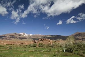 Images Dated 18th March 2006: MOROCCO, South of the High Atlas, TIZI, N, TICHKA Pass Road: TELOUET Village View