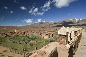 Images Dated 18th March 2006: MOROCCO, South of the High Atlas, TIZI, N, TICHKA Pass Road: TELOUET Village, Ruins