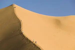Images Dated 12th March 2006: MOROCCO-Tafilalt-MERZOUGA: Erg Chebbi Dunes (up to 400 ft in height)