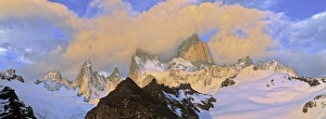 Images Dated 11th October 2012: Mount Fitz Roy seen from Laguna de Los Tres during sunrise, Argentina, Los Glaciares NP