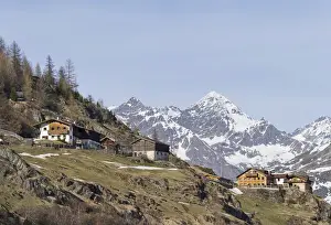 Images Dated 28th March 2012: Mountain farm house in the Oetztal Alps during winter near Heiligkreuz