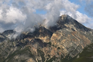 Images Dated 30th July 2007: Mountain and fog in the early morning along Maligne Canyon Road, Jasper National Park