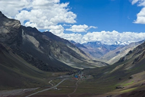 Images Dated 14th January 2011: Mountain pass between Mendoza and Santiago, Andes, Argentina, South America