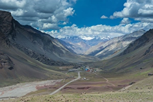 Images Dated 14th January 2011: Mountain pass between Mendoza and Santiago, Andes, Argentina, South America