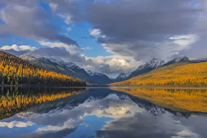 Images Dated 22nd October 2016: Mountain peaks reflect into Bowman Lake in autumn in Glacier National Park, Montana, USA
