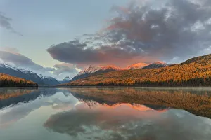 Images Dated 22nd October 2016: Mountain peaks reflect into Bowman Lake in autumn in Glacier National Park, Montana, USA