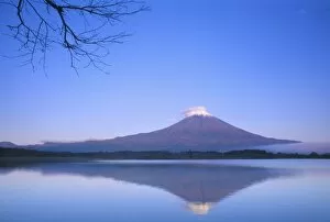 Images Dated 9th October 2007: Mt. Fuji from Motosu Lake, Yamanashi, Japan