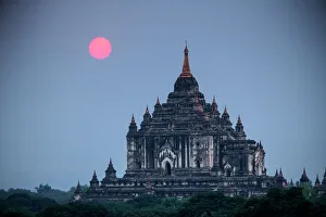 Jim Zuckerman Prints: Myanmar, Bagan. Sunset on Thatbyinnyu Temple