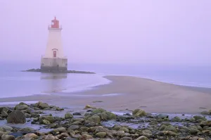 Images Dated 19th January 2005: N. A. Canada, Nova Scotia, Shelburne County. Sandy Point lighthouse on a foggy morning