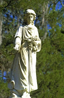 Images Dated 27th July 2004: N. A. USA, Georgia, Savannah. Angel statue in Bonaventure Cemetery