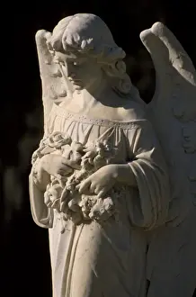 Images Dated 27th July 2004: N. A. USA, Georgia, Savannah. Angel statue in Bonaventure Cemetery