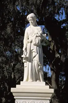 Images Dated 27th July 2004: N. A. USA, Georgia, Savannah. Angel statue in Bonaventure Cemetery