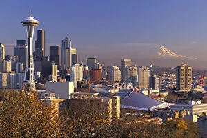 Images Dated 31st August 2003: N. A. USA, Washington, Seattle Seattle Skyline and Mt. Ranier from Kerry Park