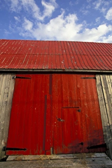 Images Dated 3rd December 2004: NA, Canada, New Brunswick, Shepody Red barn door