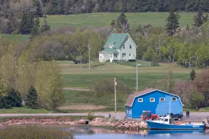 Images Dated 19th January 2005: NA, Canada, Prince Edward Island, French River. Home above harbour