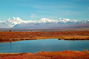 Images Dated 7th September 2004: NA, USA, AK, Lake and Mountains along Denali Highway, Autumn