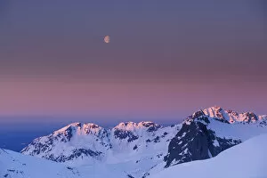 Images Dated 11th February 2005: NA, USA, Alaska, Alaska Range Moonrise