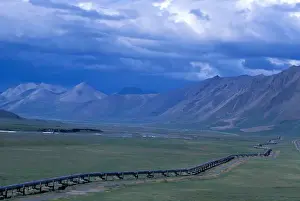 NA, USA, Alaska, Brooks Range, The James Dalton Highway and Trans-Alaska Pipeline