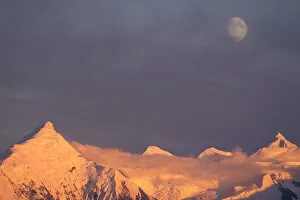 NA, USA, Alaska, Denali NP, Alaska Range, Mt. Silverthrone and Brooks, moon rise