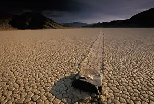 Images Dated 13th May 2011: NA, USA, California, Death Valley National Monument. The Racetrack, Racetrack valley
